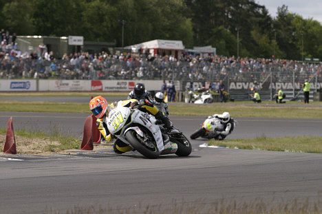 Steven Tirsgaard har på en større motorcykel lagt sig i front i kampen om årets Super Challenge.